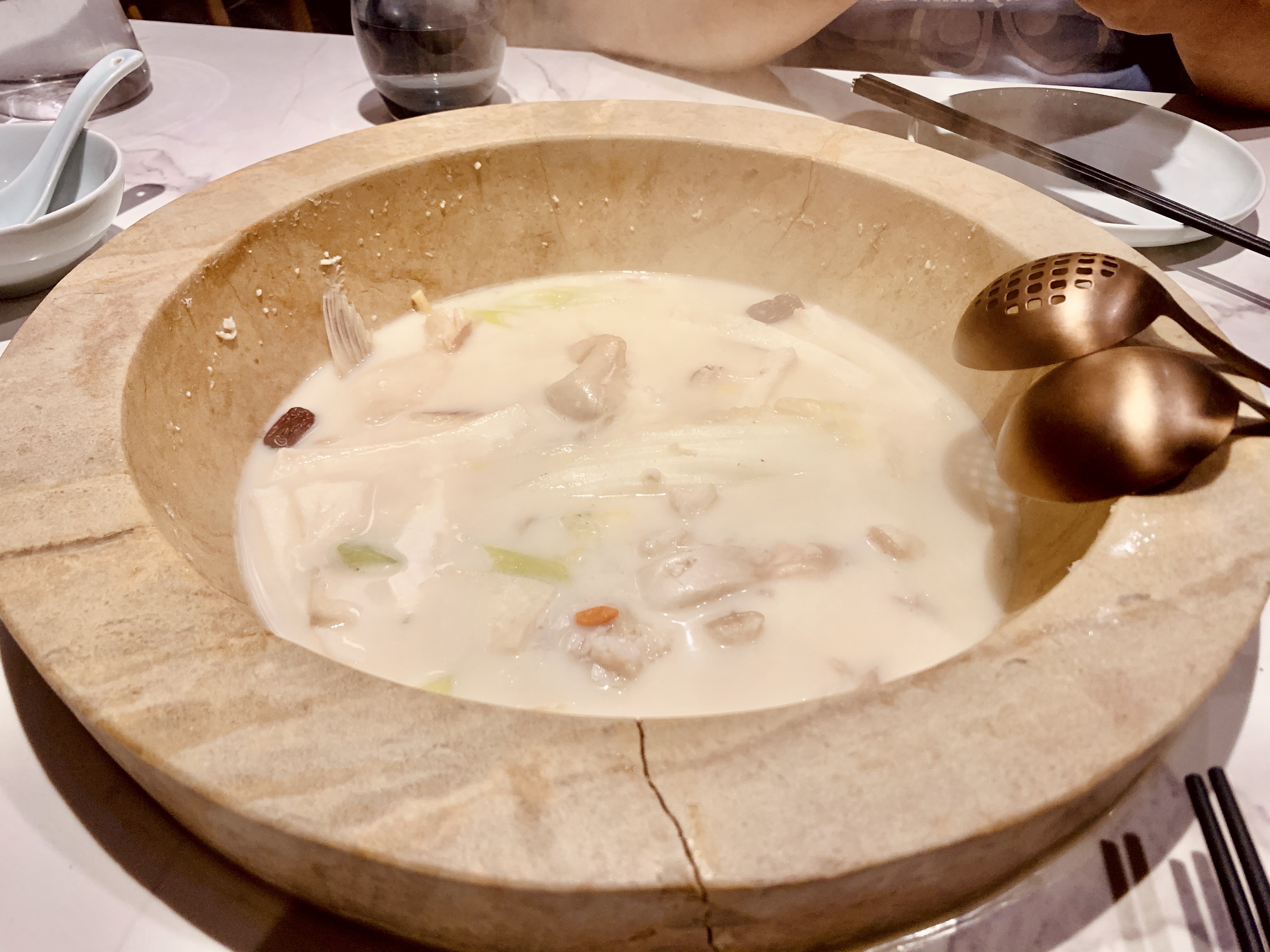 比神仙水还要仙的云南蒸汽石锅鱼,了解云南蒸汽石锅鱼