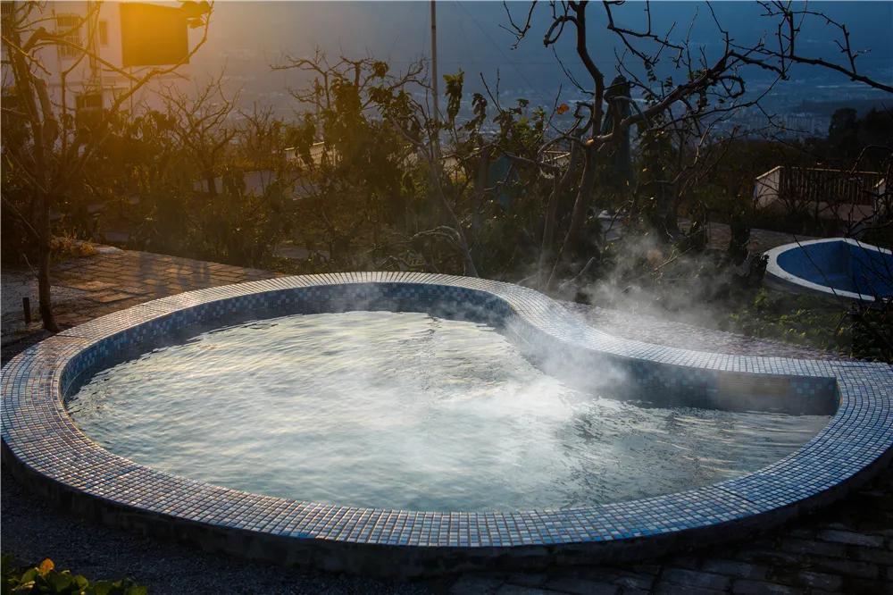 天冷温泉安排图片,温泉天冷要加衣服