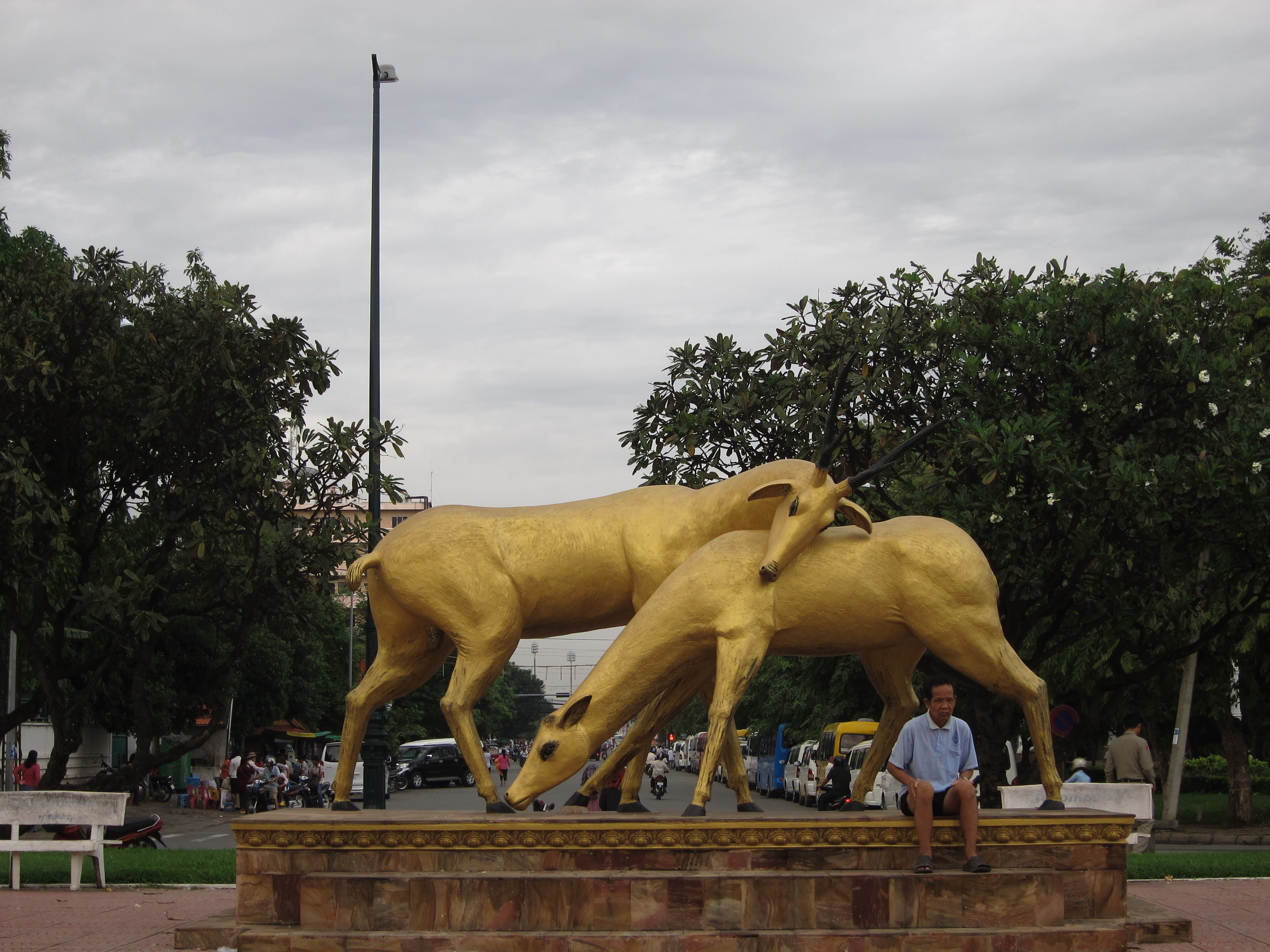 中国小伙在柬埔寨的视频,骑行去柬埔寨的小伙