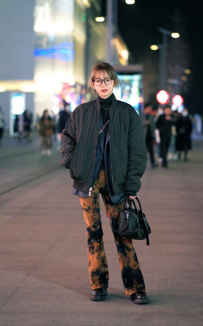 奶黄色短羽绒服穿什么裤子好看,运动羽绒服下面搭配什么裤子时尚