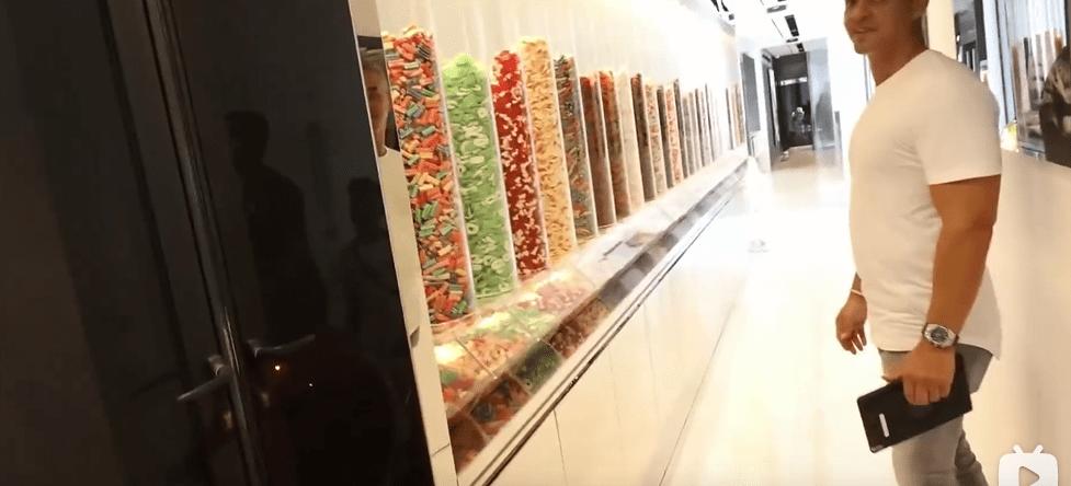 迪拜男子奋斗十年买下劳斯莱斯,迪拜小伙卖掉劳斯莱斯买法拉利