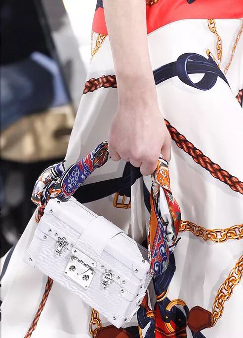 跨越半世纪的经典搭配王丝巾，这都当衣服穿了？