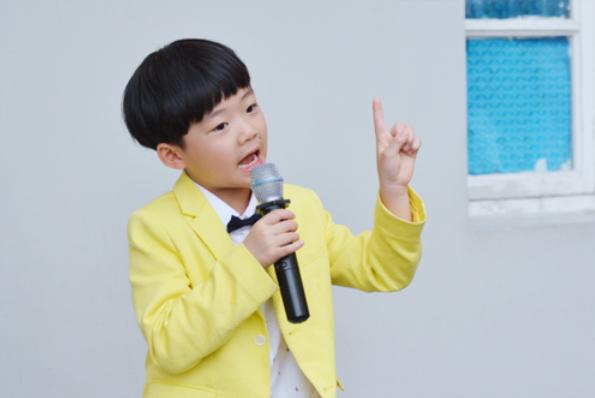 儿童说话做事颠三倒四,孩子说话古怪颠三倒四