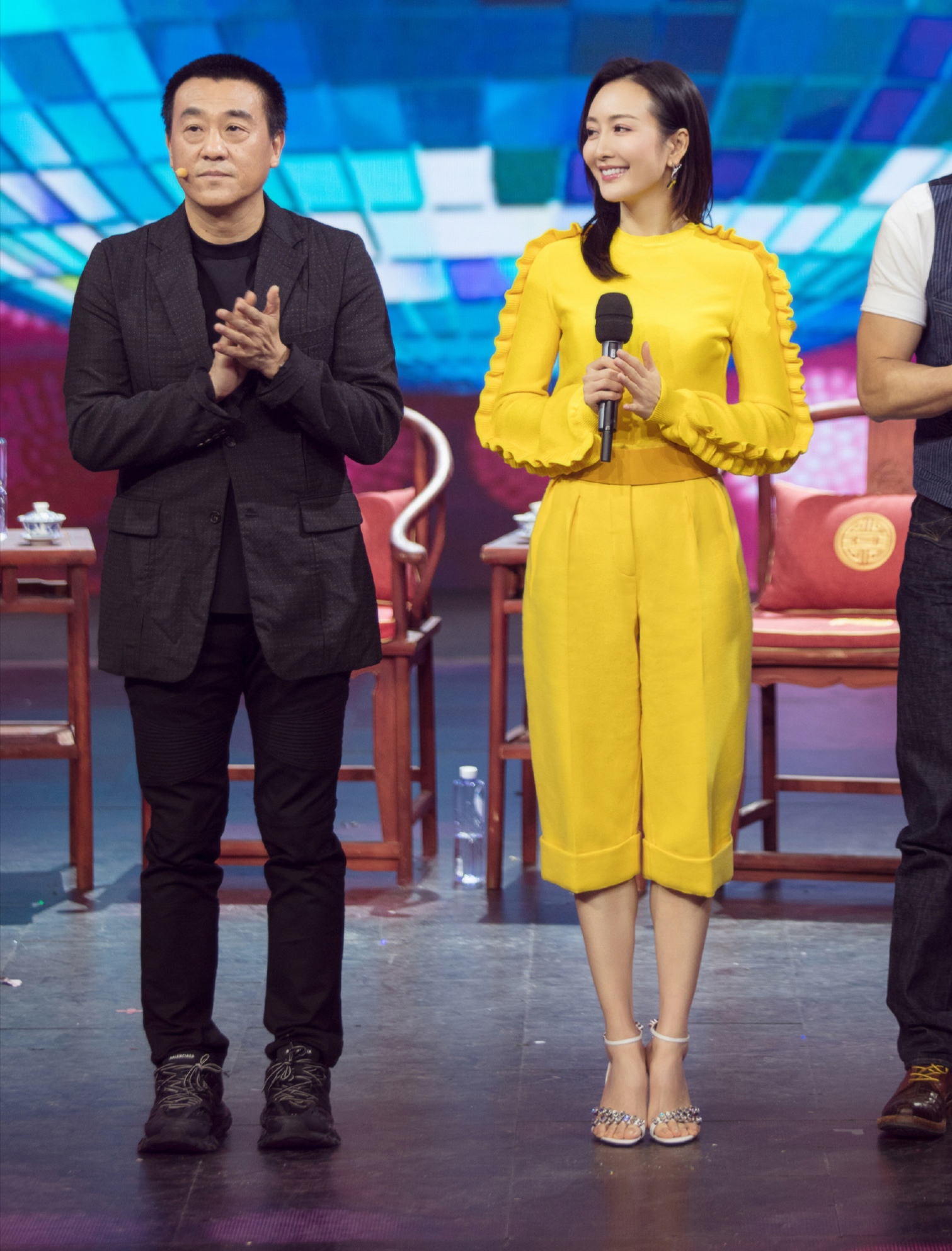 王鸥端庄优雅,王鸥穿羊腿袖深v礼服凹造型