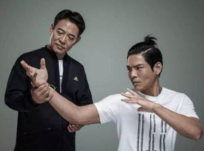 药水哥与黑粉学狗叫,下跪认错学狗叫