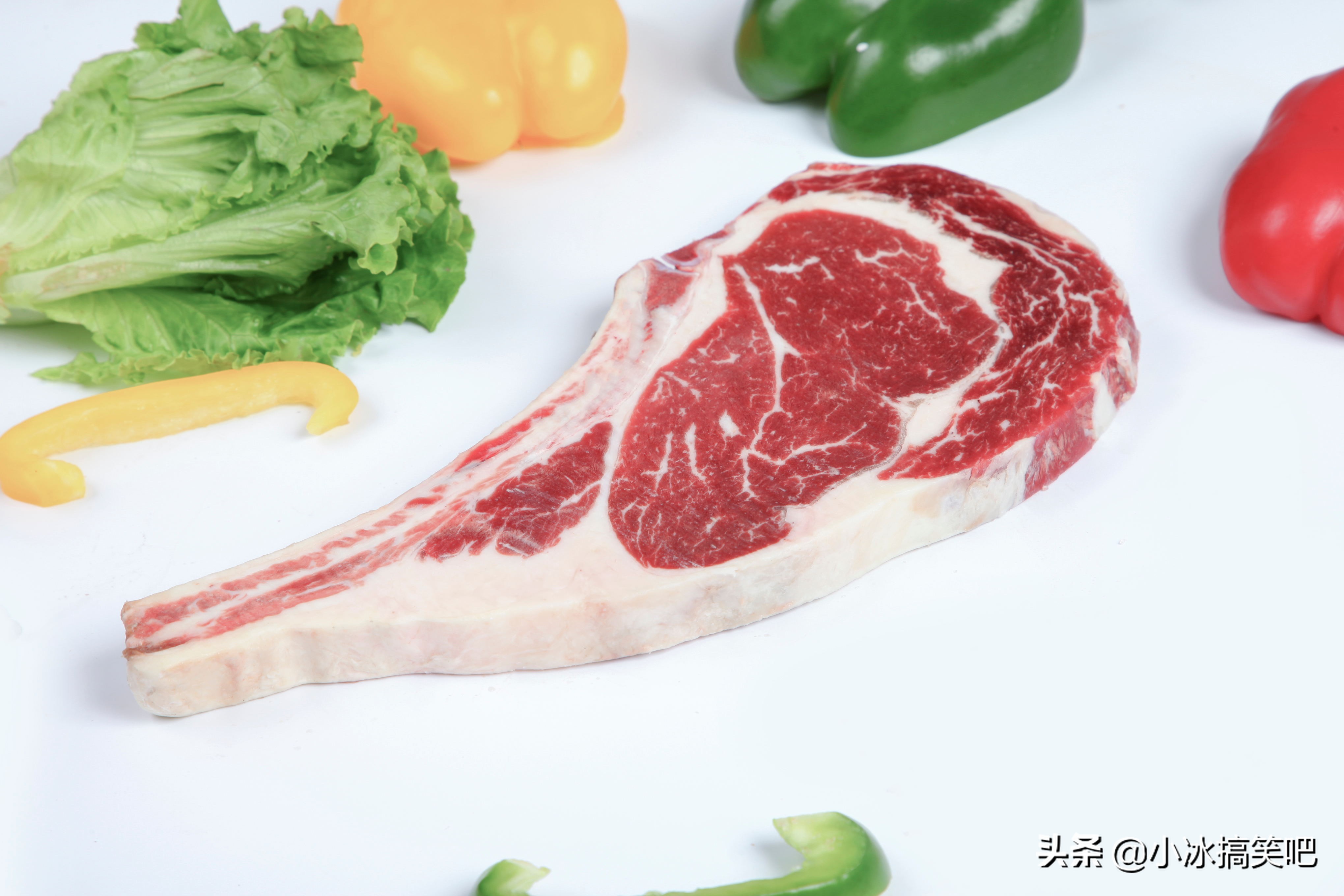 穿恨天高坐地铁的社死现场，两位男士都不忍看这次“崴脚表演”