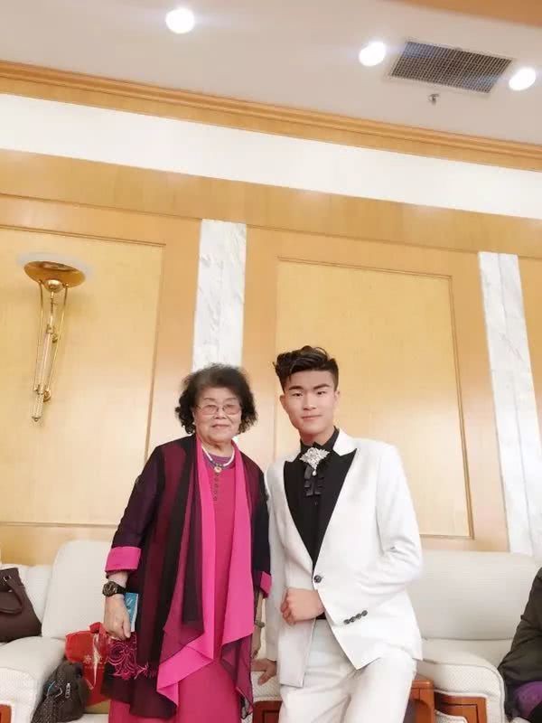 邓昇:夏朝邓子,才高八昇,低调做主持,舞台就是认真地「玩」