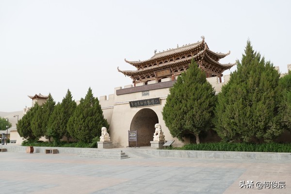 鸣沙山月牙泉堆满了游客,鸣沙山月牙泉景区