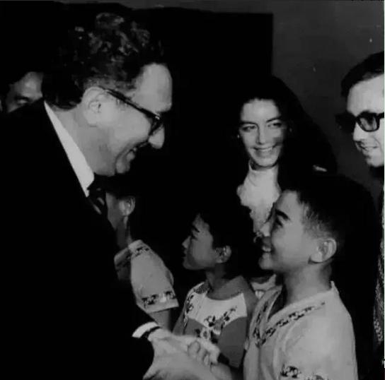 45岁才爆红，却被爆耍大牌冷血爸爸，甄子丹比李连杰到底差在哪？