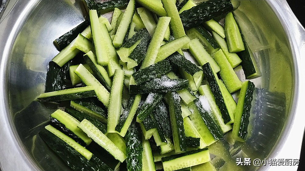 饭店的腌黄瓜为什么脆嫩好吃,用这个方法腌黄瓜黄瓜脆嫩