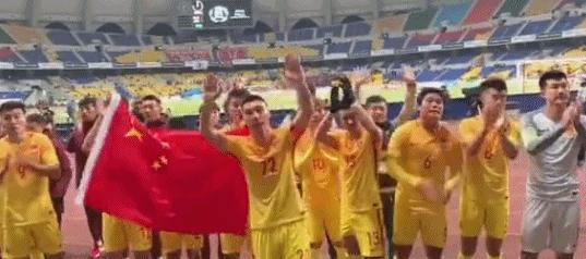 国足球迷挥舞国旗超燃视频,国足球迷骄傲的瞬间