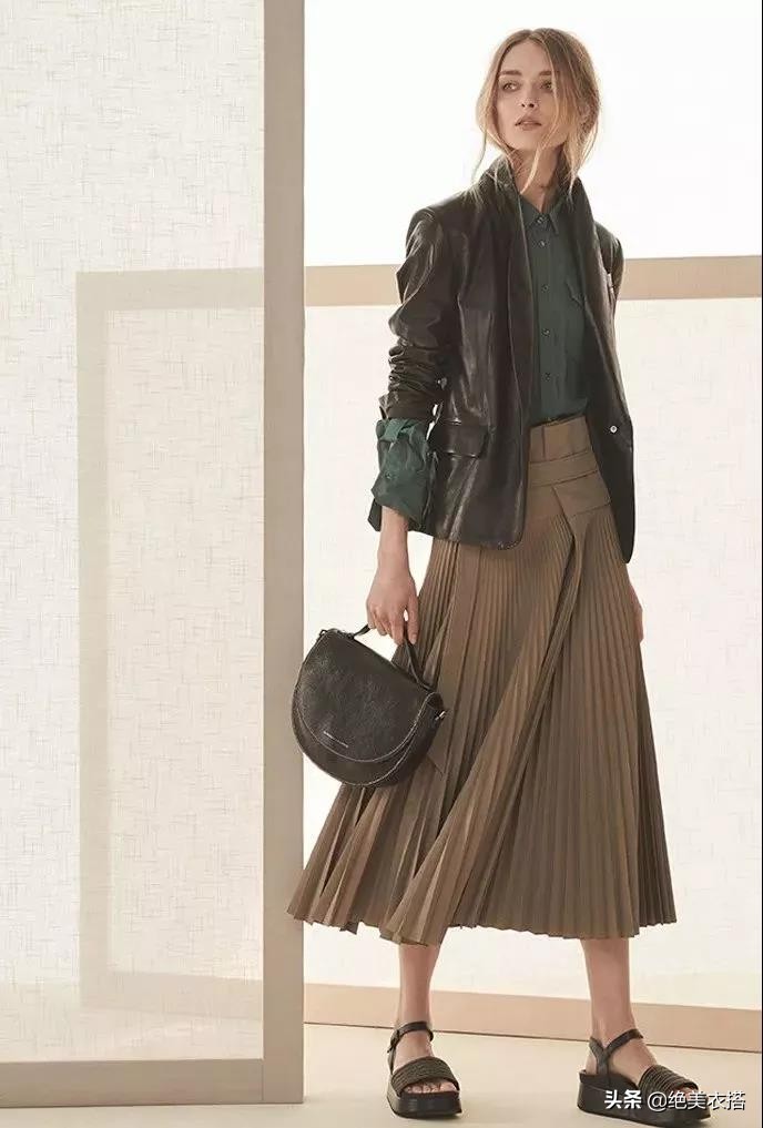 百褶裙的夏天穿搭方法,秋季百褶裙的穿搭方法长款
