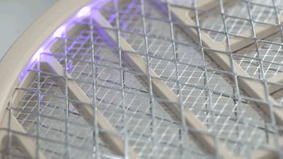 烦人的蚊子被自动引诱过来，“啪啪啪”轻松捕杀，这杀器太爽了！