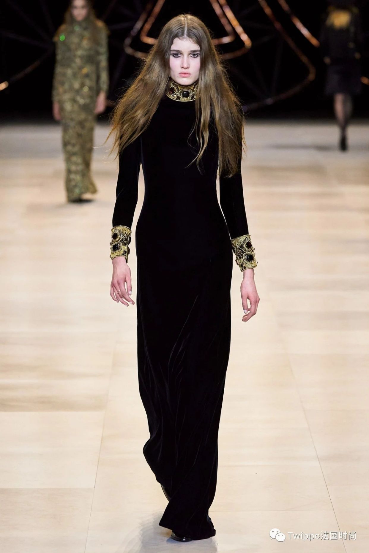 2020秋冬巴黎时装周givenchy秀场 (jacquemus 2020巴黎时装周秀场)