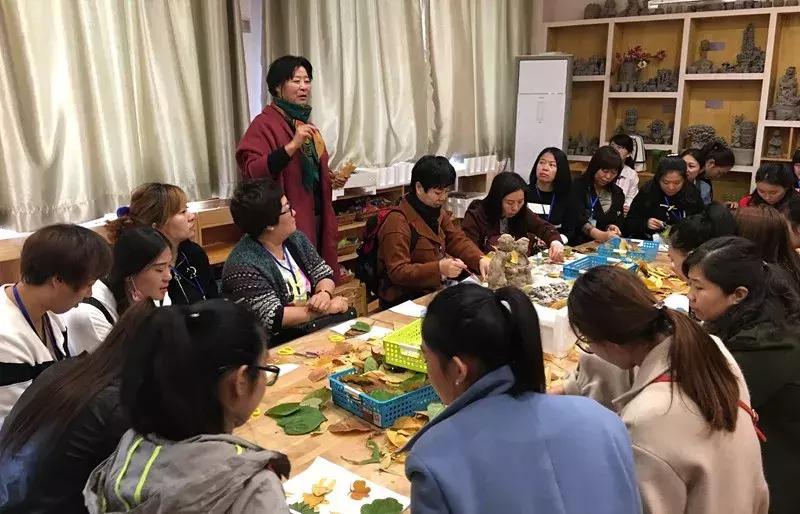 “西北奇葩”阳朵姥姥用报纸、碎布、树叶作画,惊艳!