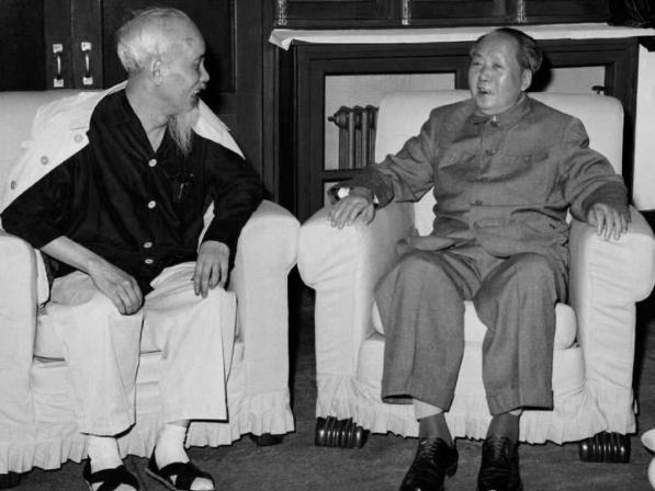 胡志明上门求援,毛主席:你来自越南,我在湖南,咱们一家子