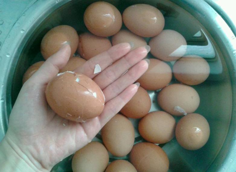 煮鸡蛋只加盐怎么入味,煮鸡蛋不散的正确方法开水里加盐