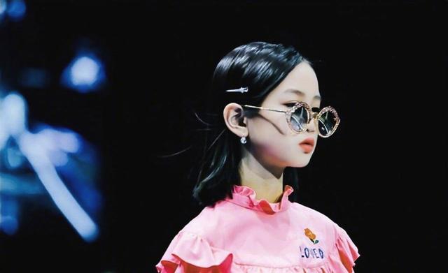 考拉硬照惊为天人,考拉弹钢琴