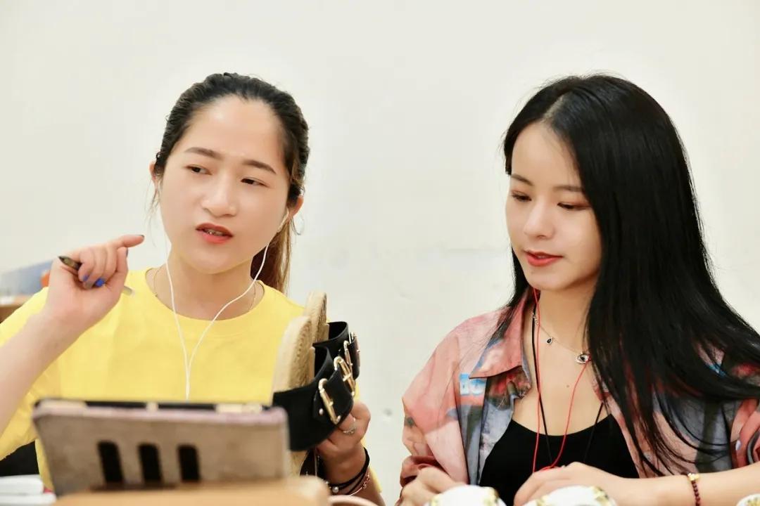 厉害了！江西寻乌籍鞋老板首次直播带货1000件