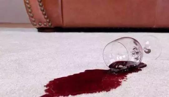 衣服被红酒染了怎么洗,红酒汁染在衣服上怎么清洗