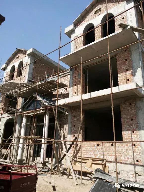 小伙盖三层农村别墅，占地150平米只花不到50万，你觉得怎么样？