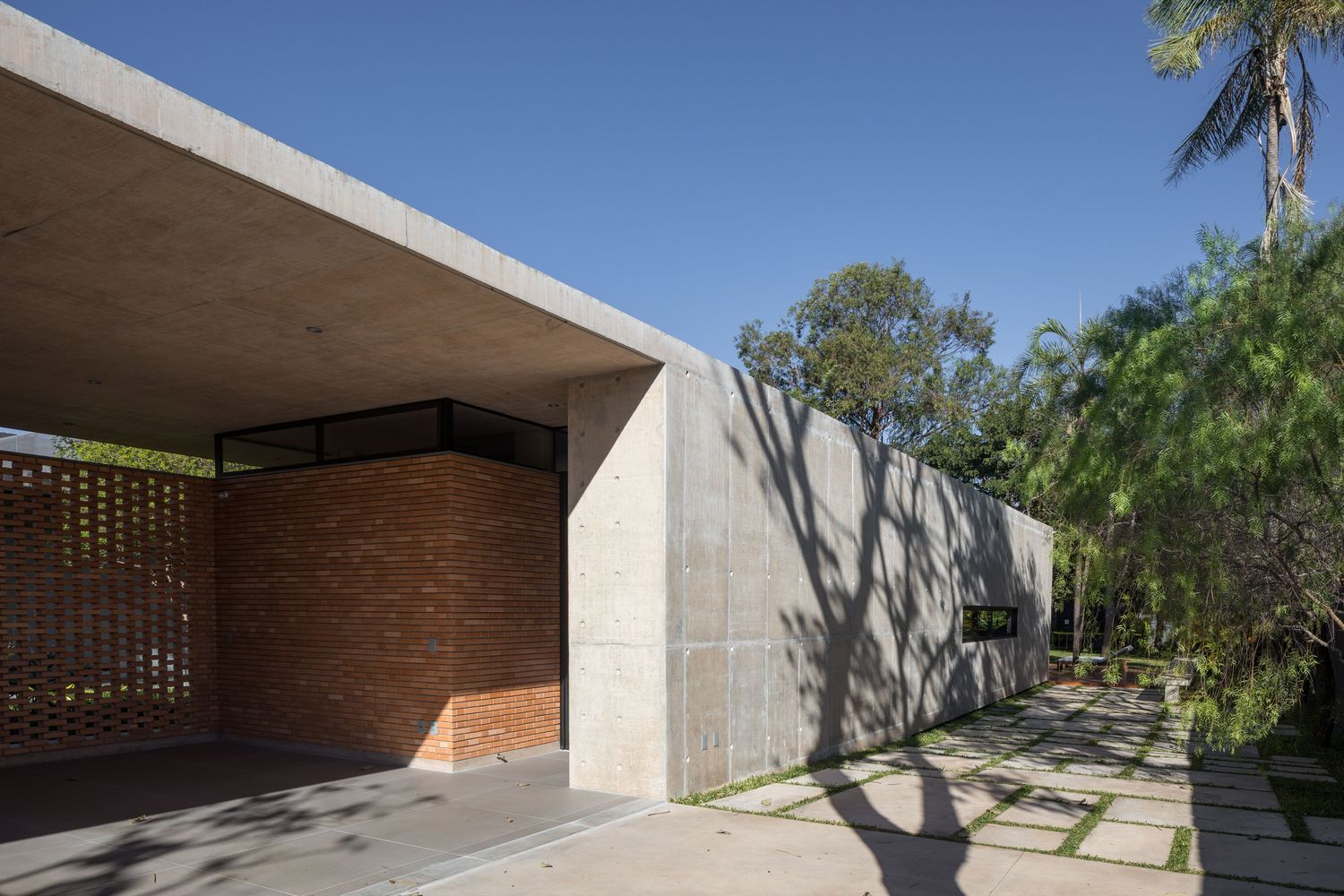 巴西利亚原始的清水混凝土与红砖打造的别墅