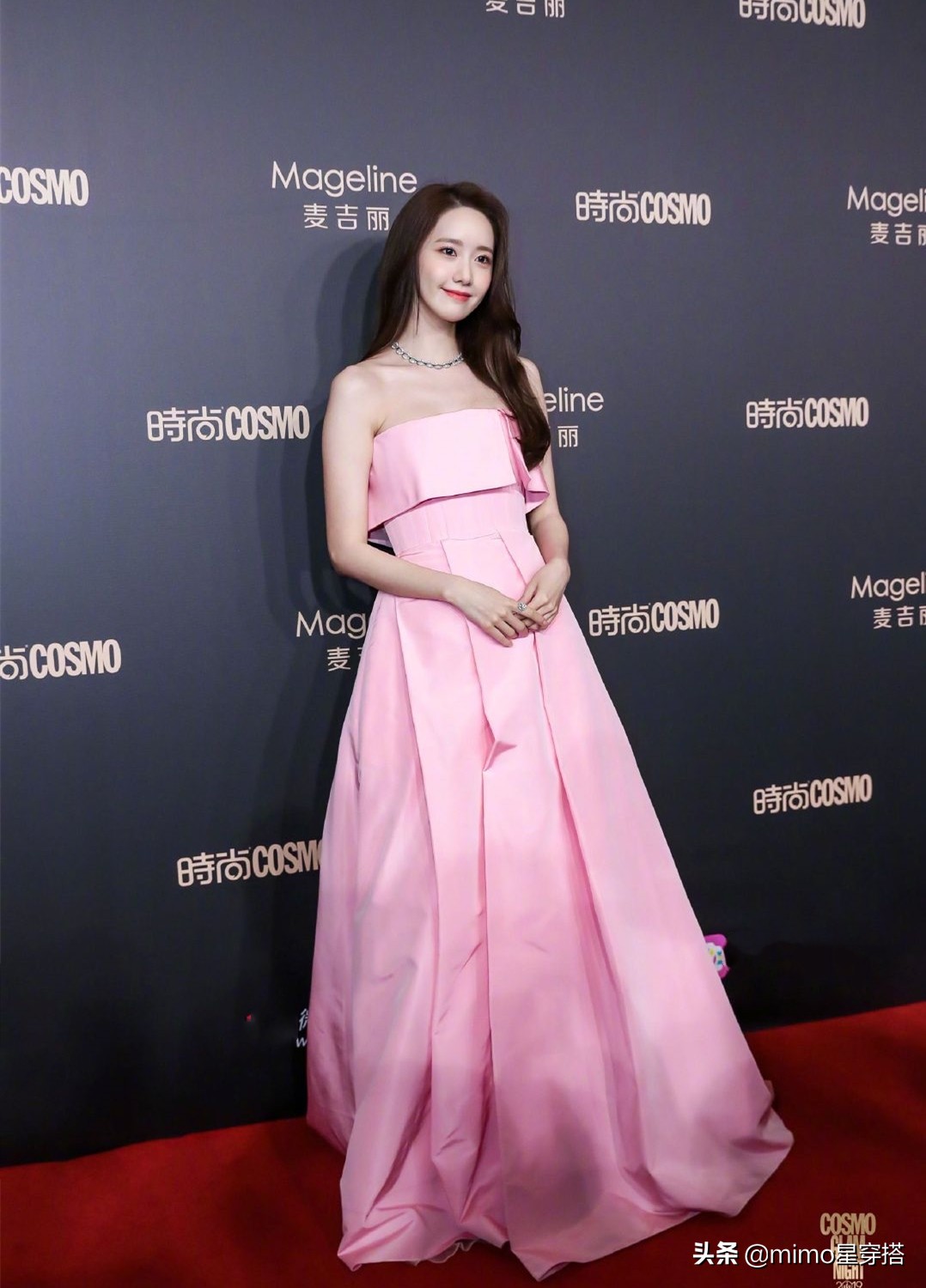 林允儿羊羔毛外套短裙,林允儿身穿上万毛衣