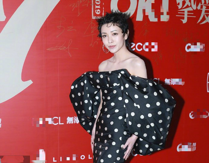 大背头亮相的郭采洁忒时髦了,郭采洁复古短发港风穿搭