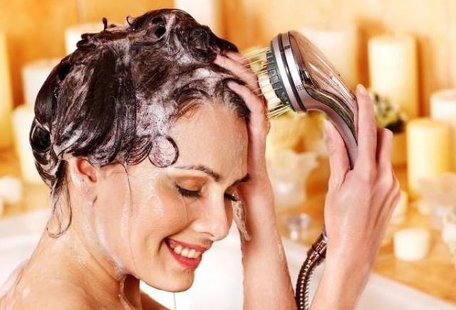 头皮上总出油长有疙瘩或脓包,头皮老是长疙瘩是咋回事