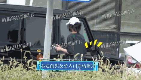 又一超模恋情曝光，和男模车内热吻，男方前女友个个是女神