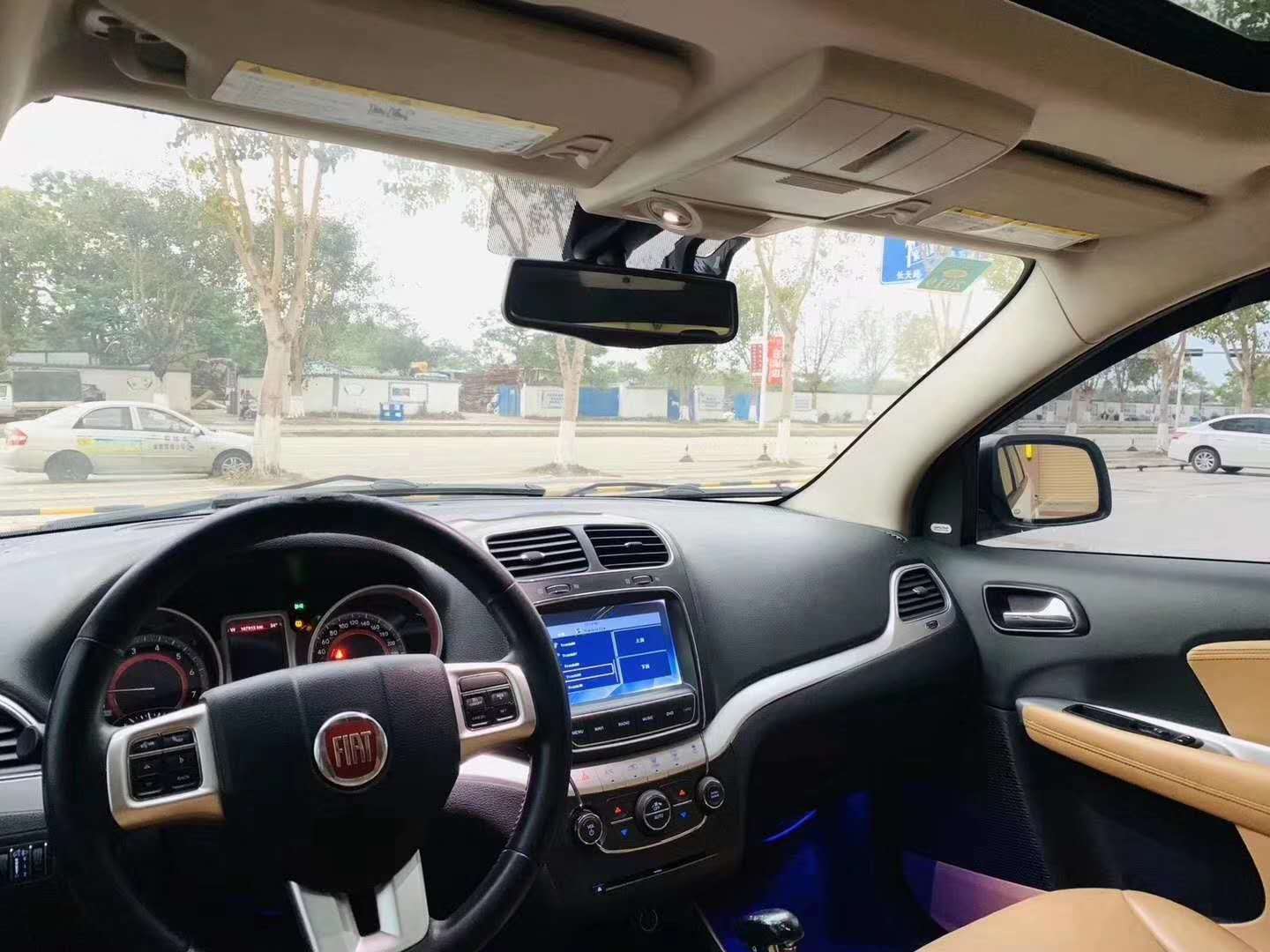 7座菲亚特汽车，2.4排量，时尚的设计，强劲的动力，适合居家旅游