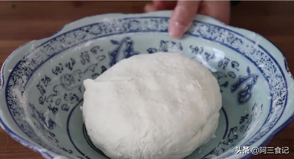 油条别再买着吃了，教你传统老配方，出锅蓬松酥脆，全家人超爱吃