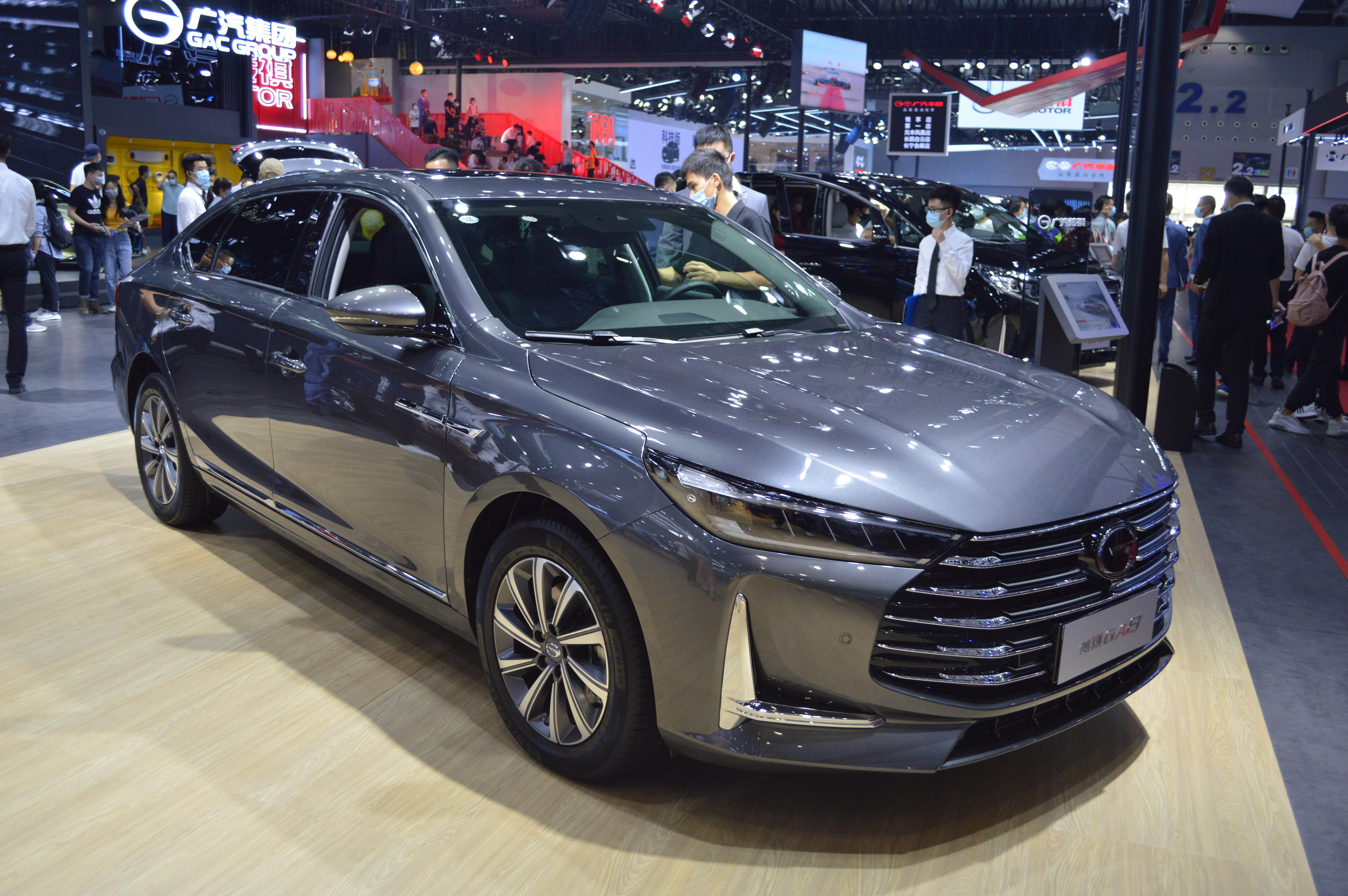 广州车展车模小姐姐,2019上海国际车展广汽传祺车模