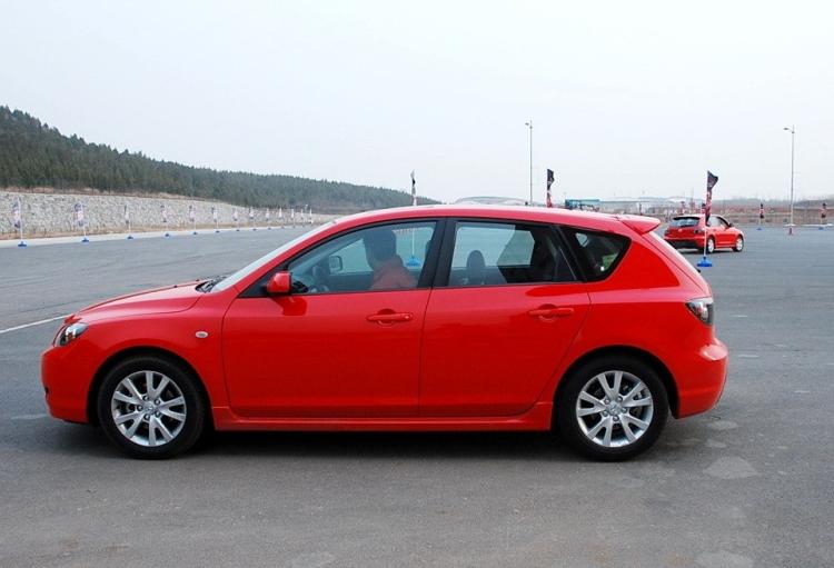 不多见的进口车品牌,老马自达3两厢2.0