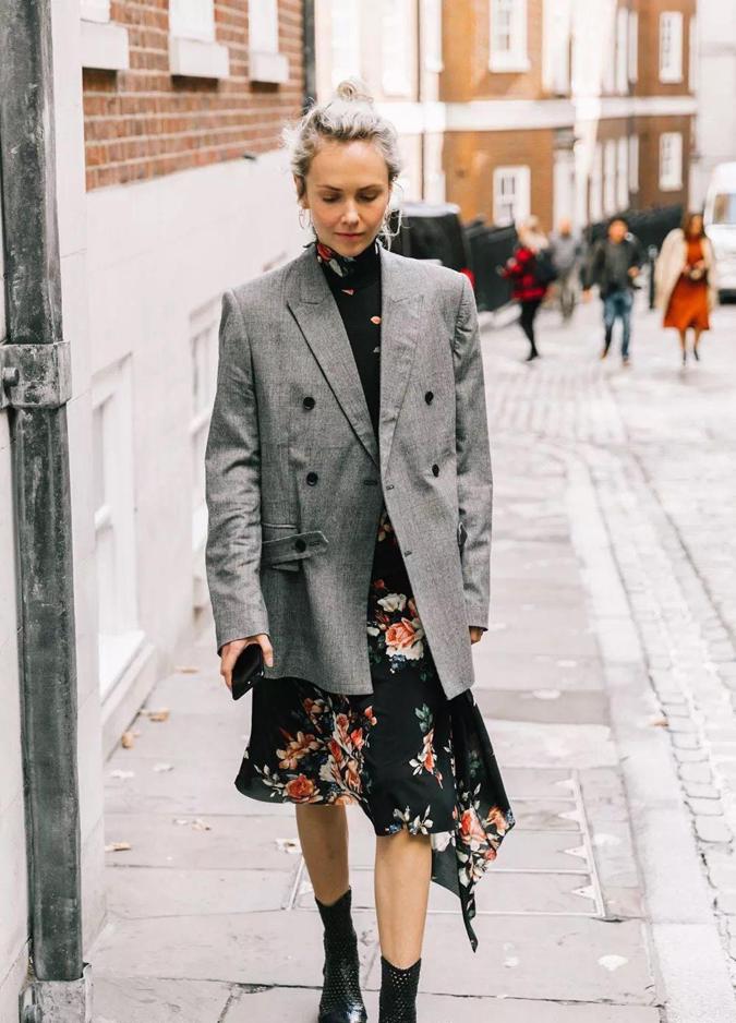 最近火了一种穿法，叫“裙子+外套”，时髦又高级，关键还显气质