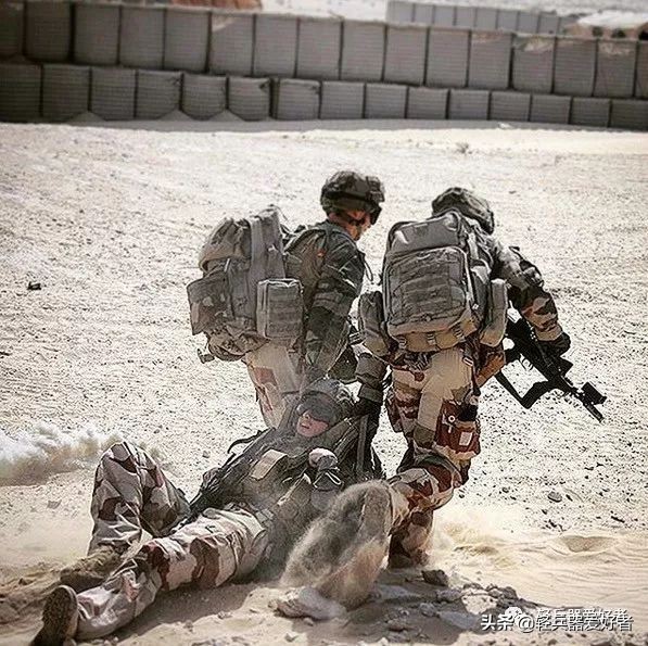 法军换装轻*器武**！GLOCK17手枪，SCAR*击狙**步枪成为新一代制式装备