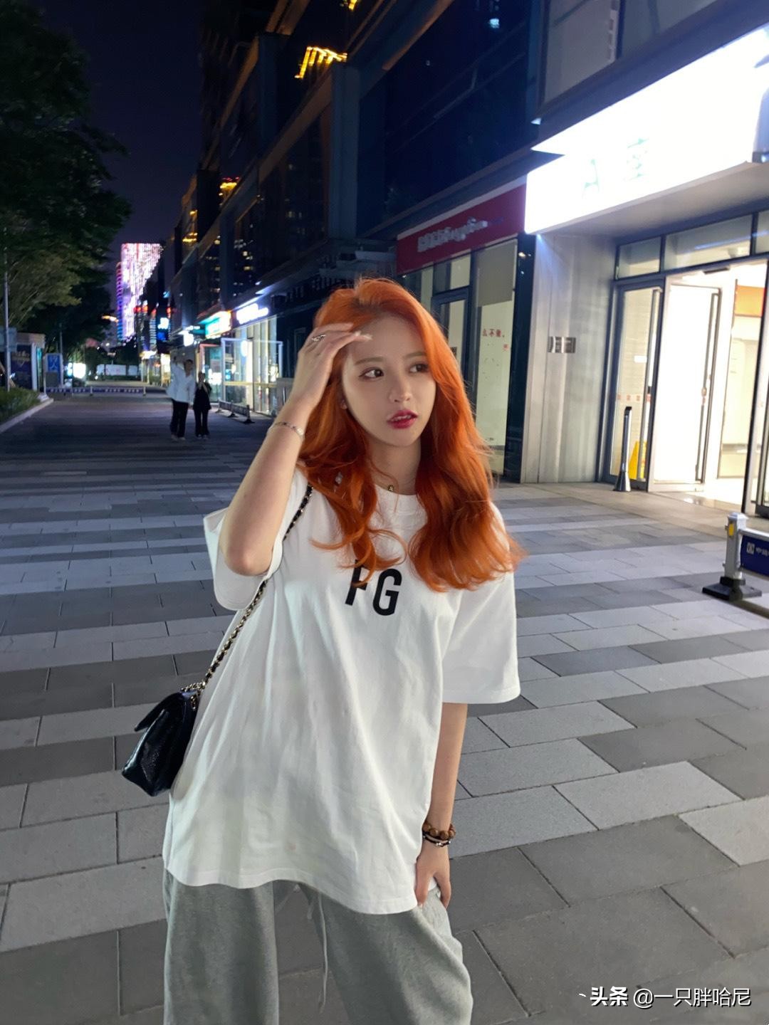 脸黄染什么头发好看又显得年轻,黄头发颜色减龄显白