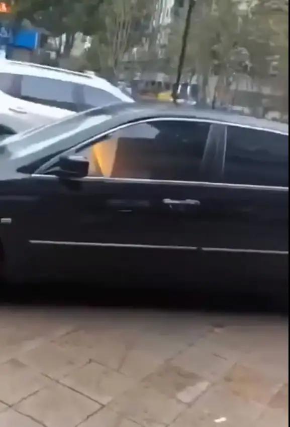 安全气囊无故弹出女子,本田女车主被安全气囊弹到脸