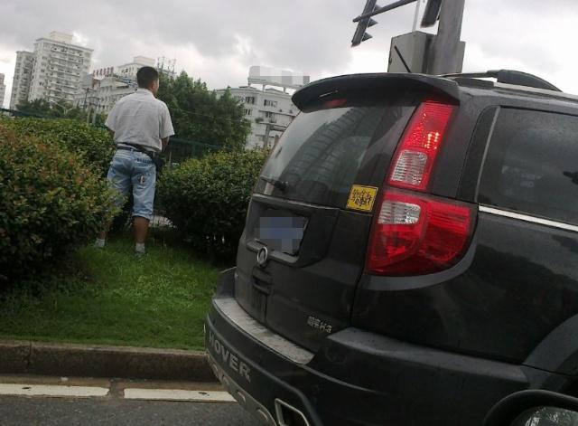 高速路上堵车了想小便怎么办,堵车怎样解决小便