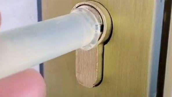 钥匙断在门里用镊子可以吗,钥匙断在锁里怎么取出来实用