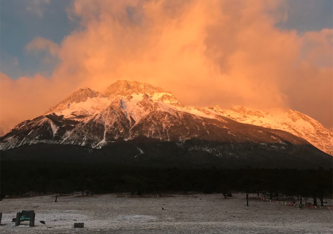 玉龙雪山日照金山的美,玉龙雪山日照金山美照