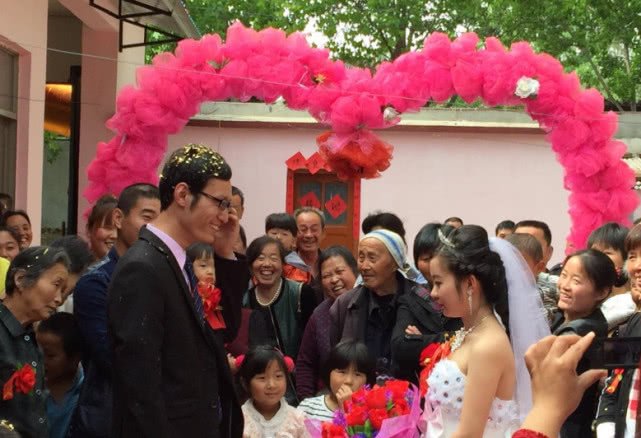 主管结婚，我让同事捎200红包，我结婚，收到主管短信脸都黑了