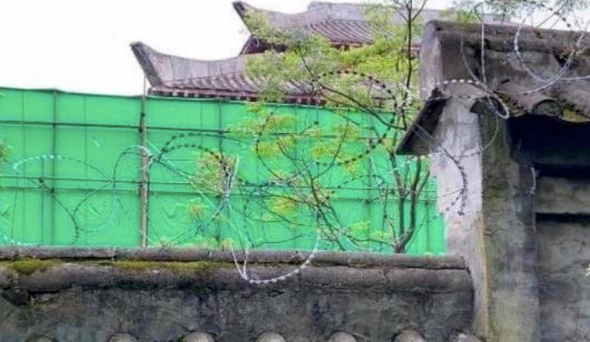 杨幂被拍在横店,杨幂被镜头包围照片