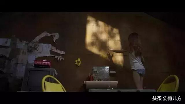 孩子爱摸小朋友脸是不是刻板行为,小孩有习惯性小动作喜欢摸嘴巴