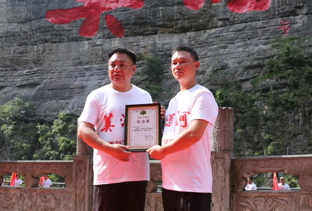 美酒河摩崖石刻在哪里观看,世界纪录最大山体雕刻