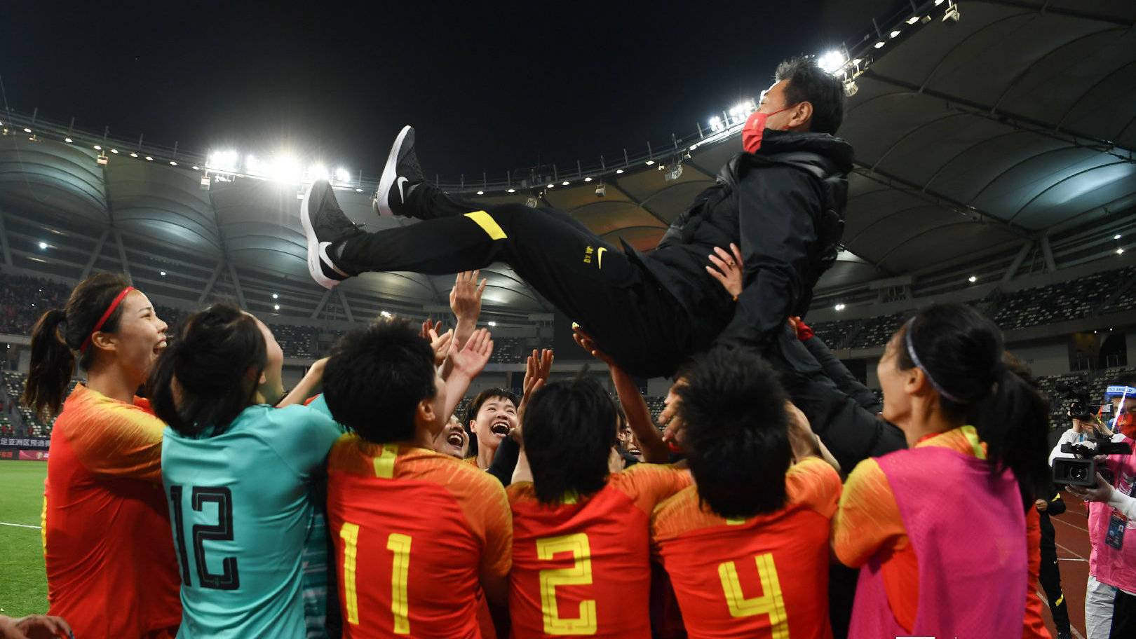 中国女足王霜拥抱贾秀全,中国女足贾秀全王霜