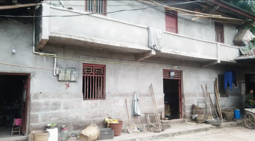 八九十年代的老瓦房，长年无人居住，确权登记时户主该写谁的名字