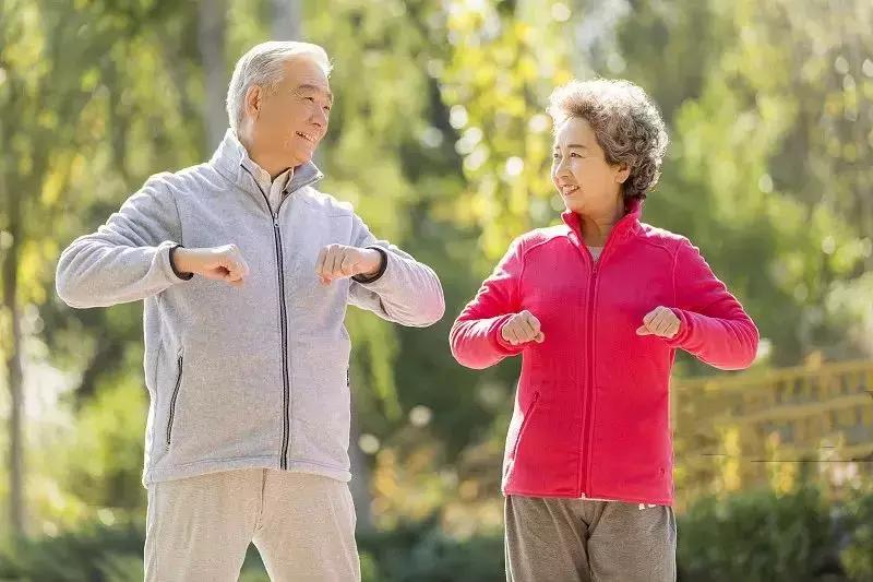 头上持续白发补点什么,头顶旋处有好多白发