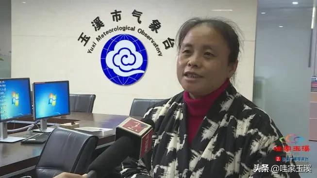 天气变冷了又到了冻手冻脚的季节,天气一下就变冷了开始冻手冻脚了