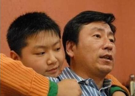 白岩松早期采访视频,白岩松25岁生活视频